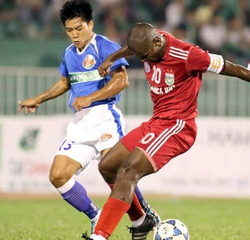 Trên sân Gò Đậu, cuộc đấu nội bộ giữa hai đội bóng láng giềng là Navibank Sài Gòn và Becamex Bình Dương đã diễn ra tẻ nhạt.